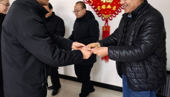 南漳一中开展春节前走访慰问退休老同志活动