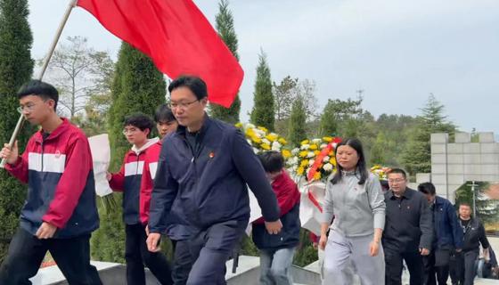 无人看见的俯身：南漳一中学子用行动告慰先烈